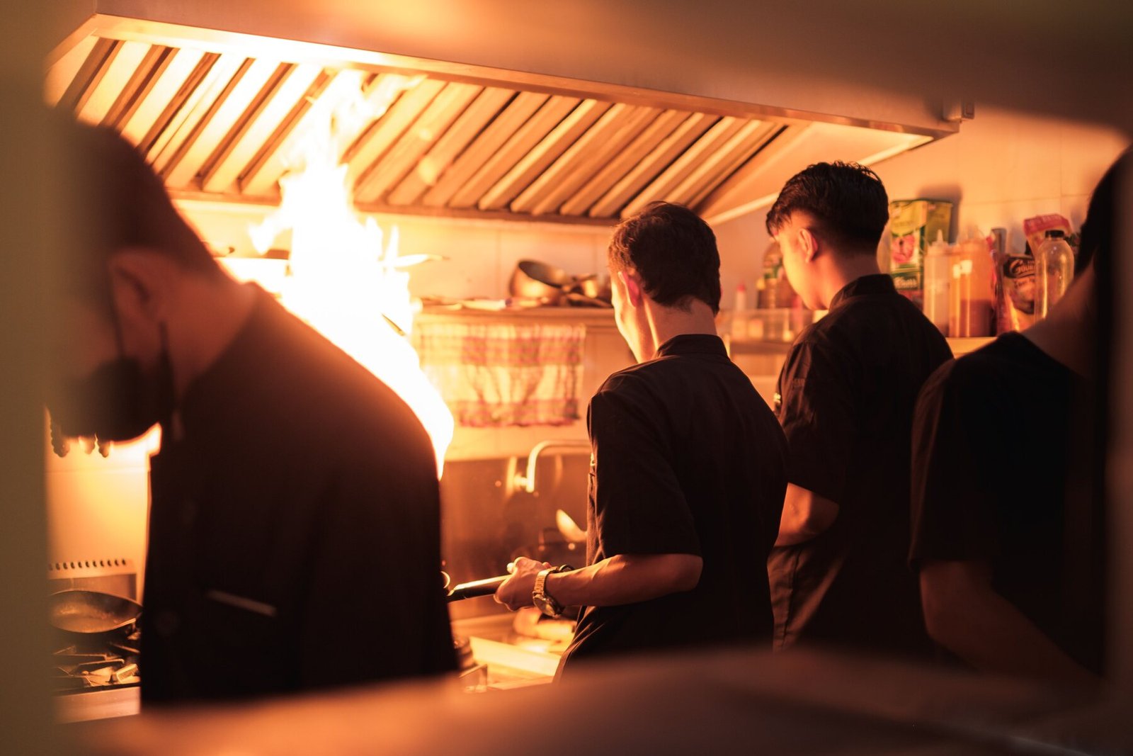 Equipo preparando alimentos al fuego